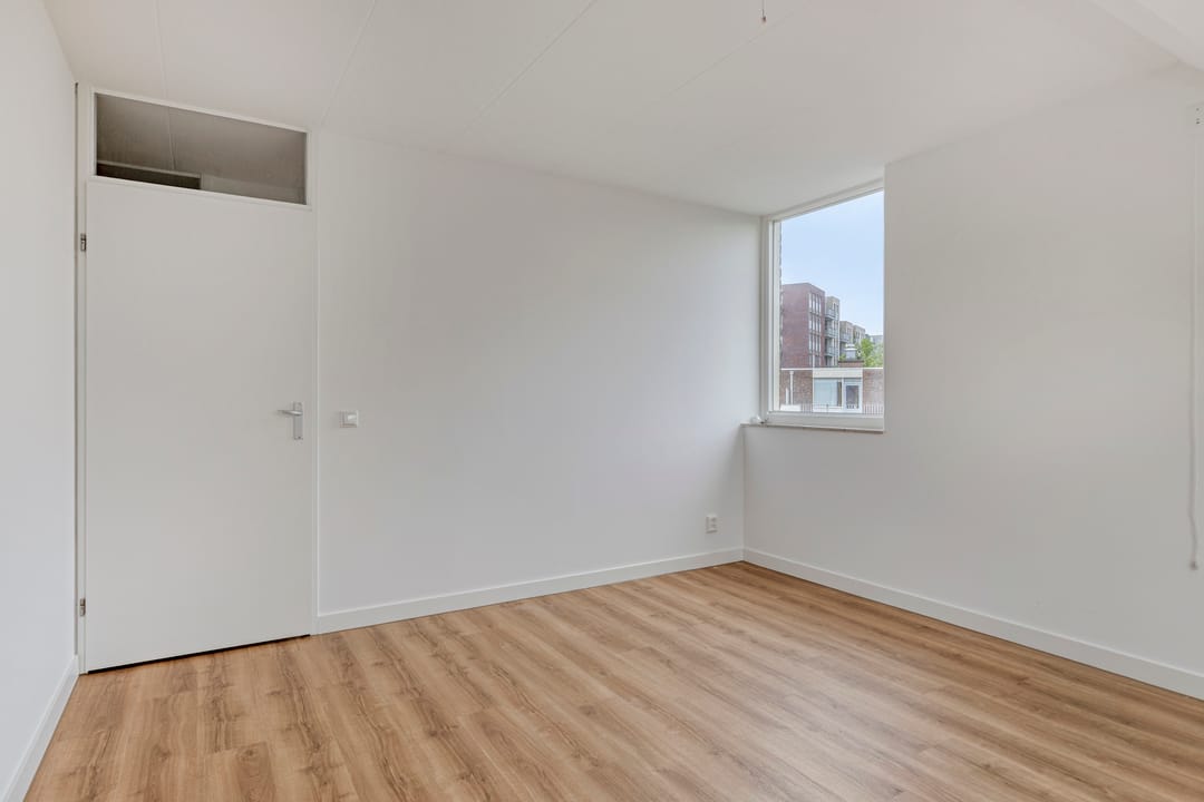 Completely Renovated 3-Room Apartment with South-Facing Balcony in Central Oss — 16