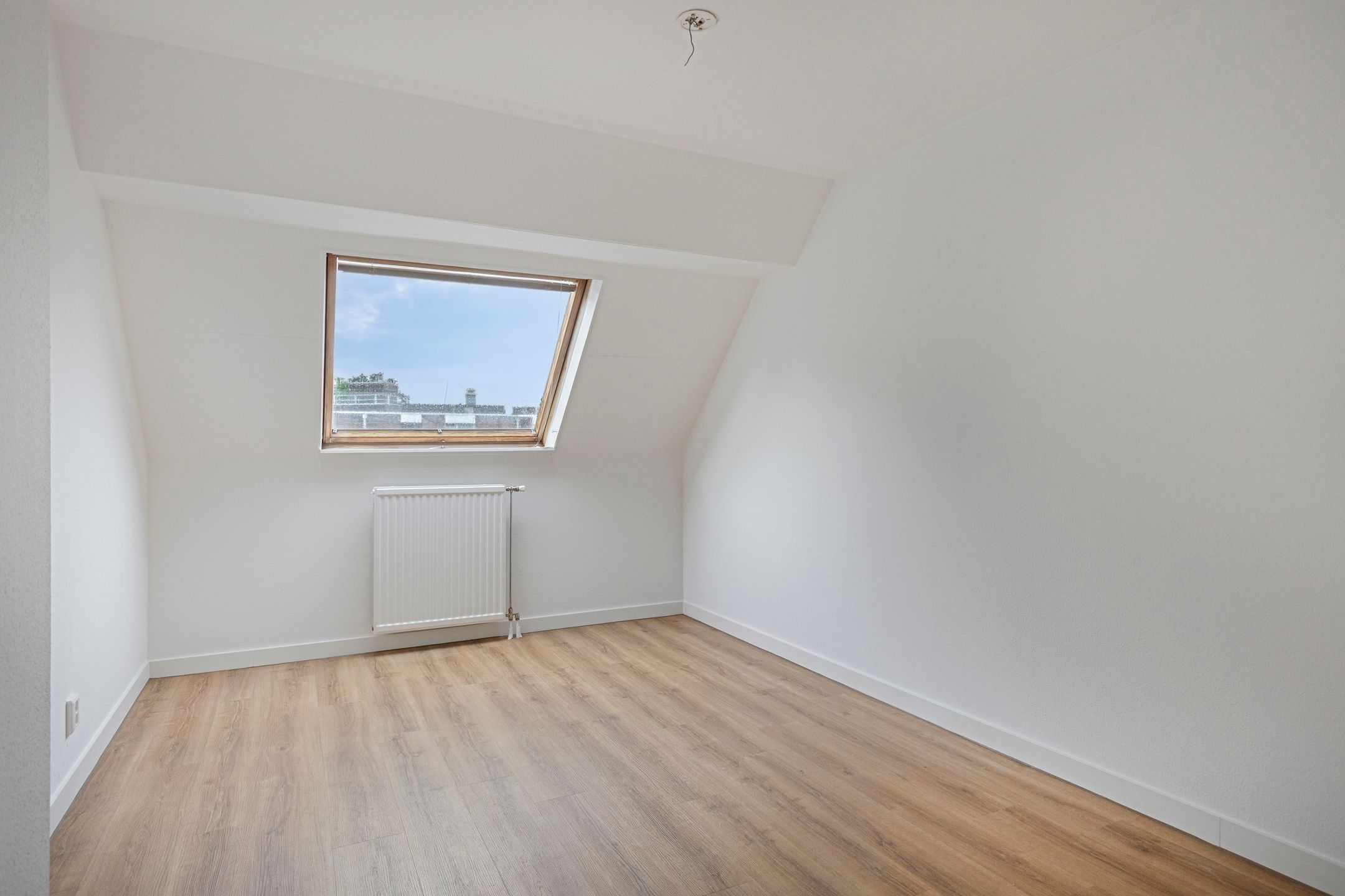 Completely Renovated 3-Room Apartment with South-Facing Balcony in Central Oss — 15