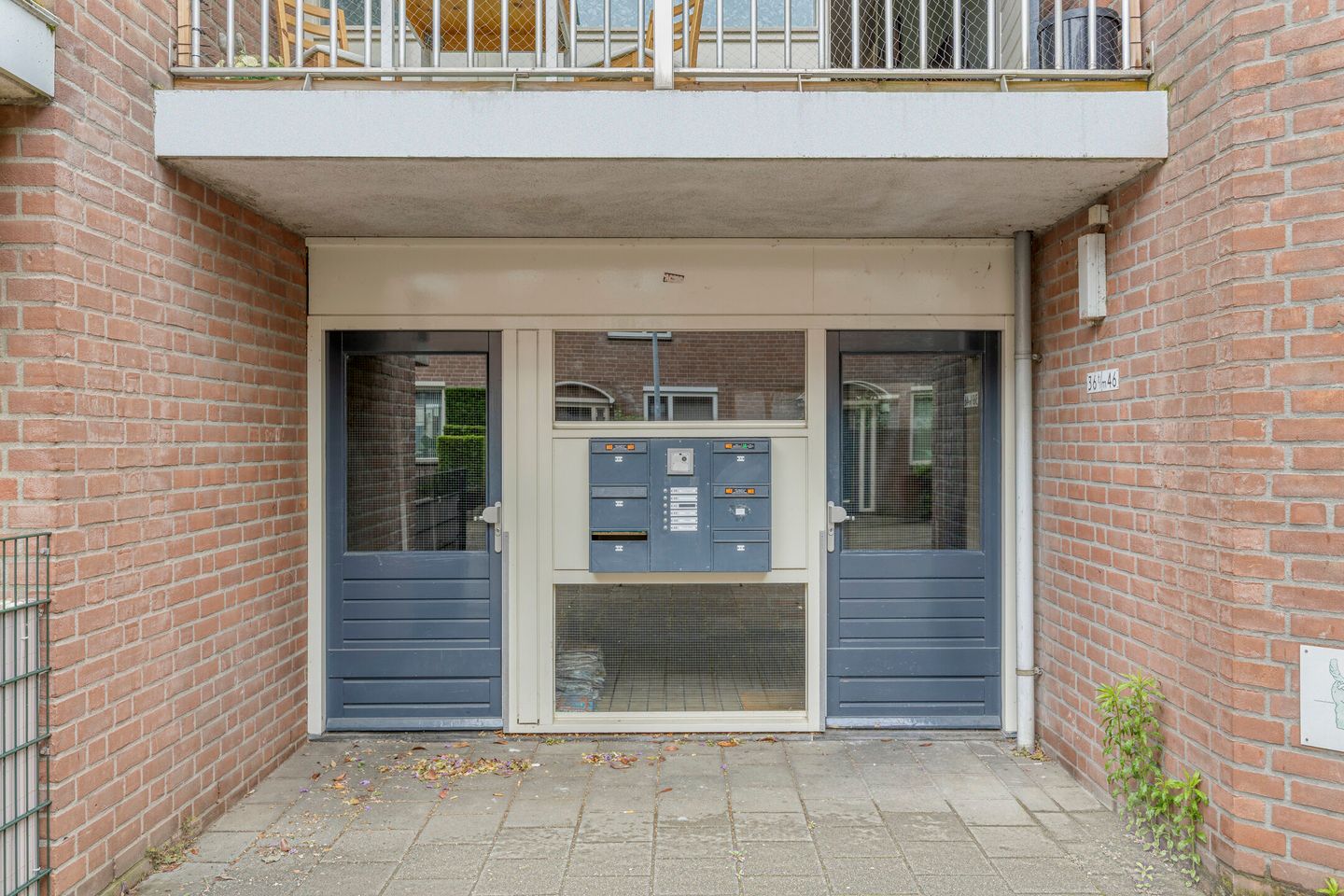 Completely Renovated 3-Room Apartment with South-Facing Balcony in Central Oss — 25