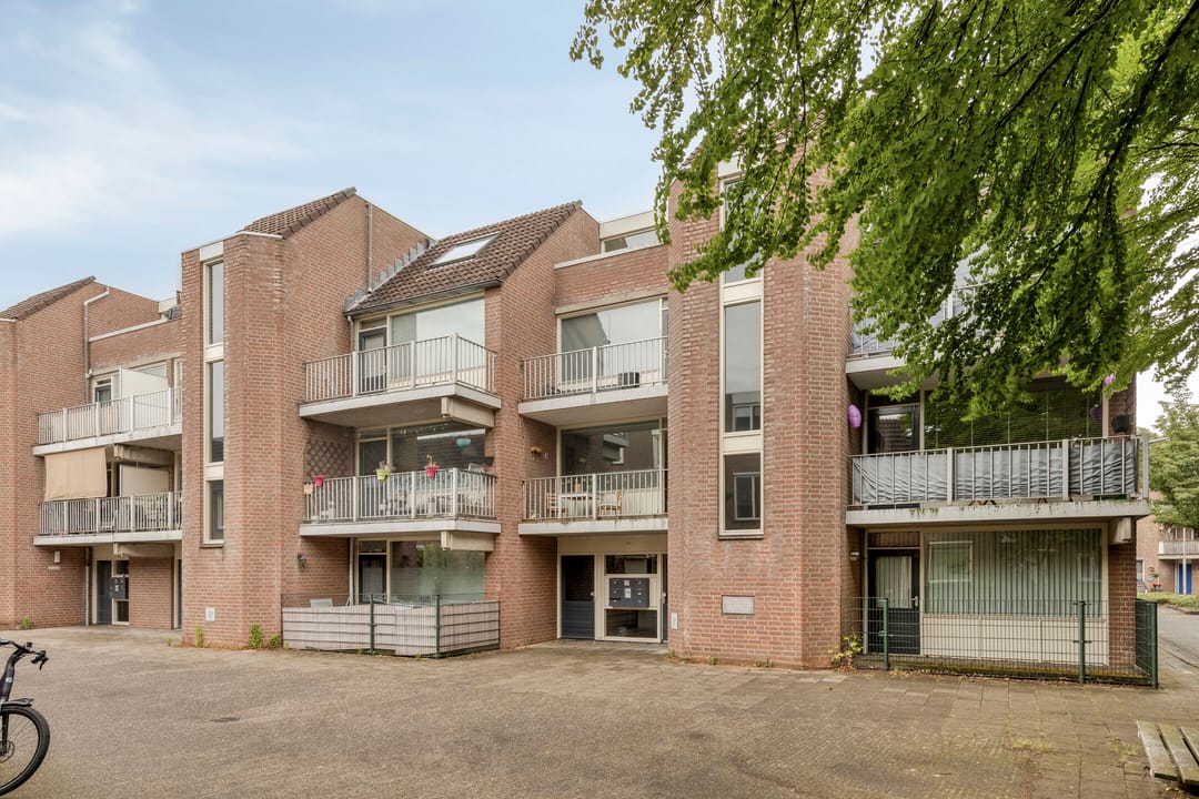 Completely Renovated 3-Room Apartment with South-Facing Balcony in Central Oss — 26