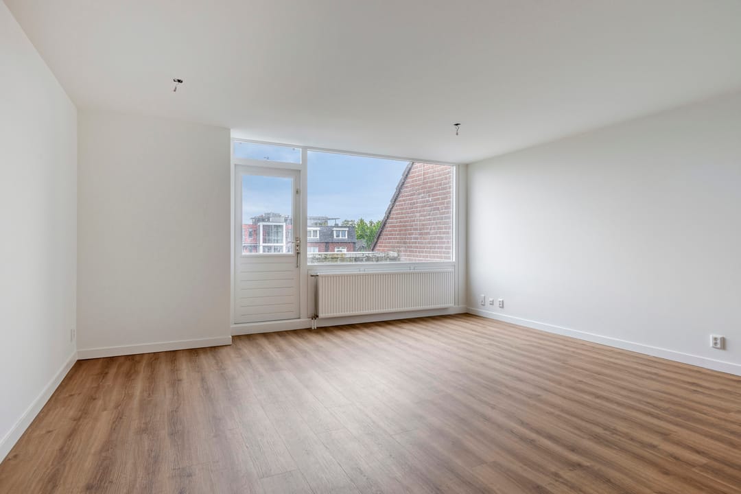 Completely Renovated 3-Room Apartment with South-Facing Balcony in Central Oss — 7