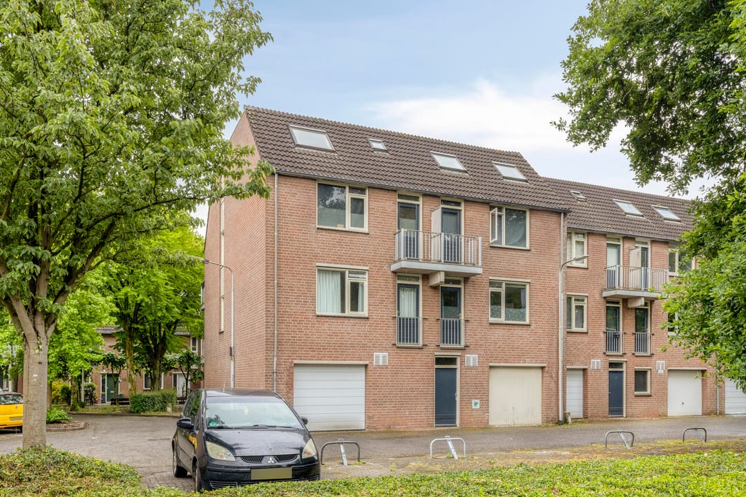 Completely Renovated 3-Room Apartment with South-Facing Balcony in Central Oss — 28