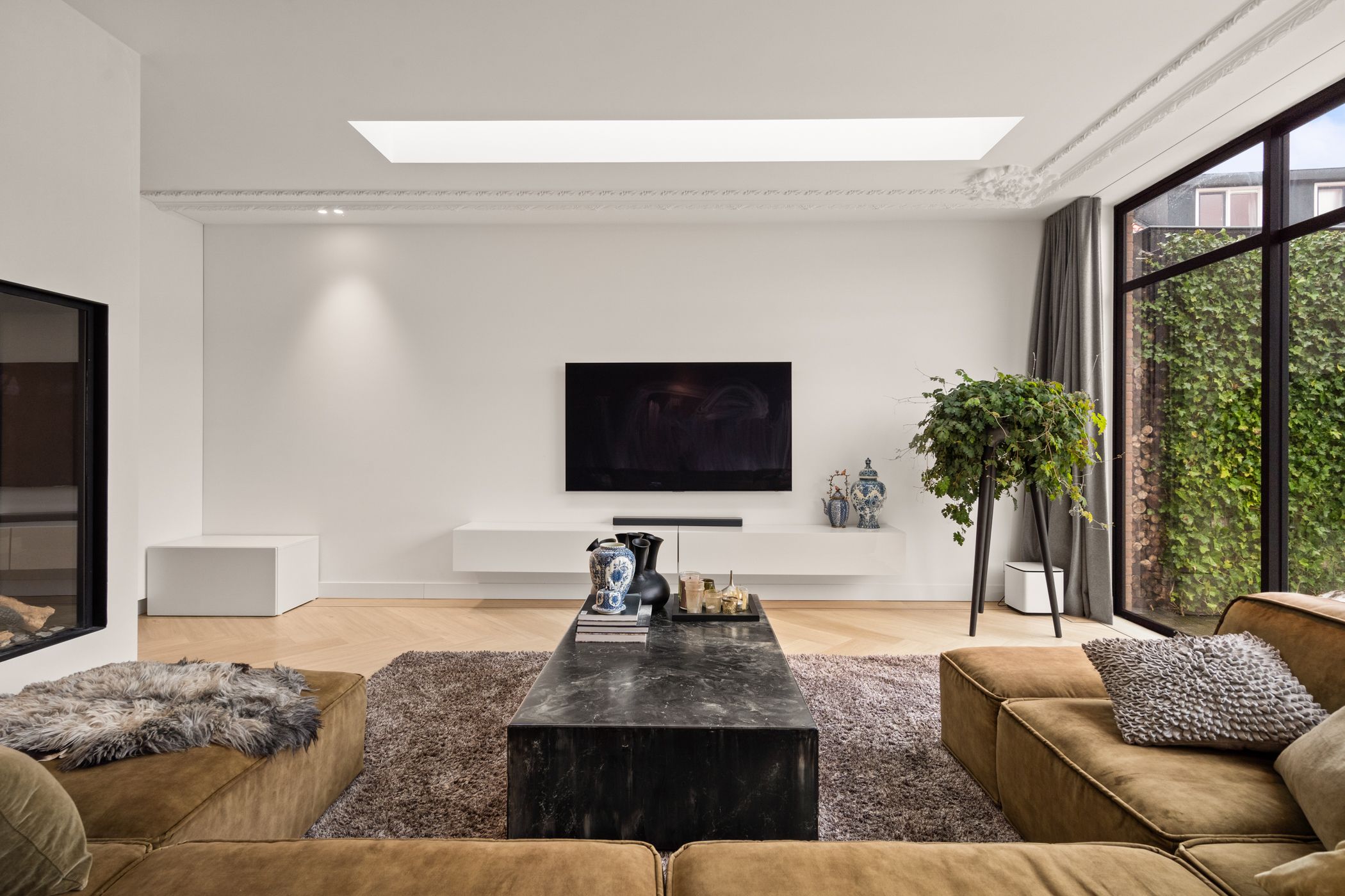 Historic Townhouse with Modern Luxury and Rooftop Terrace — 12