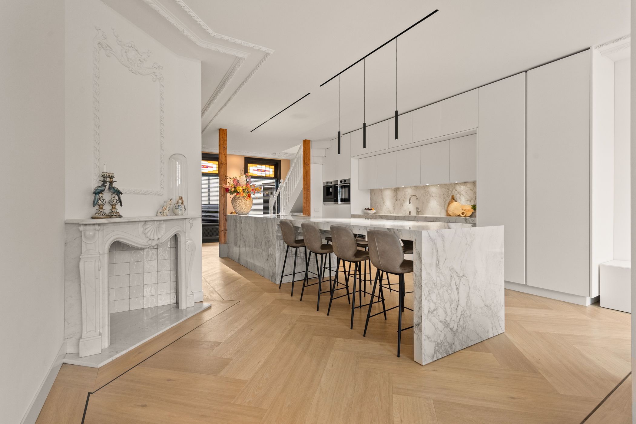 Historic Townhouse with Modern Luxury and Rooftop Terrace — 27