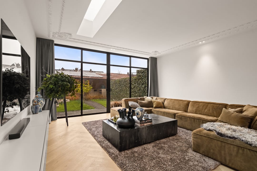 Historic Townhouse with Modern Luxury and Rooftop Terrace — 11