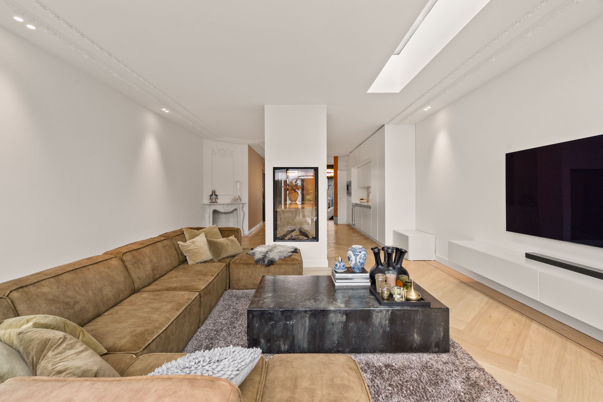 Historic Townhouse with Modern Luxury and Rooftop Terrace — 24