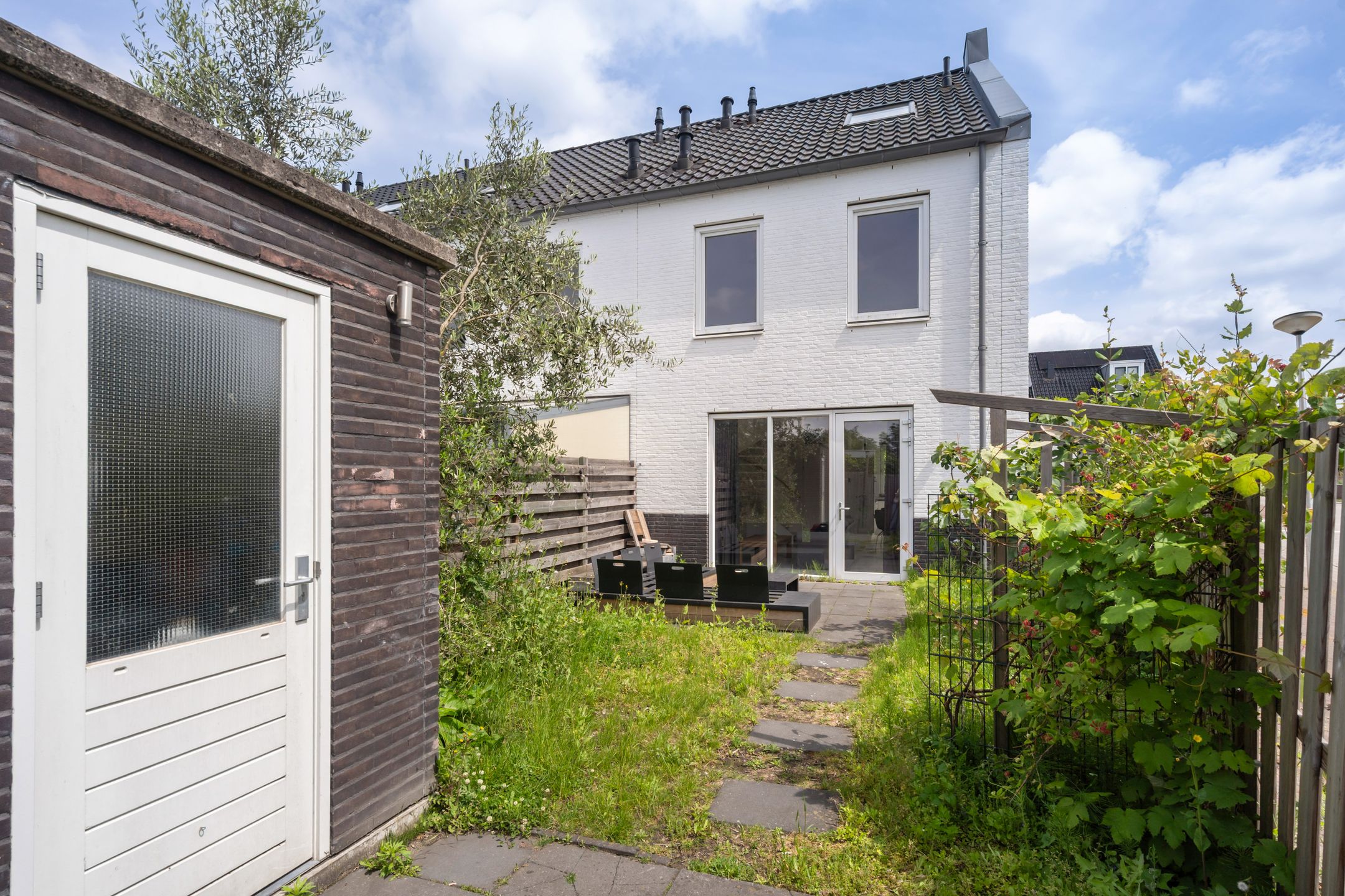 Spacious Corner Home with Sunny West-Facing Garden in Quiet Gouda Neighborhood — 18
