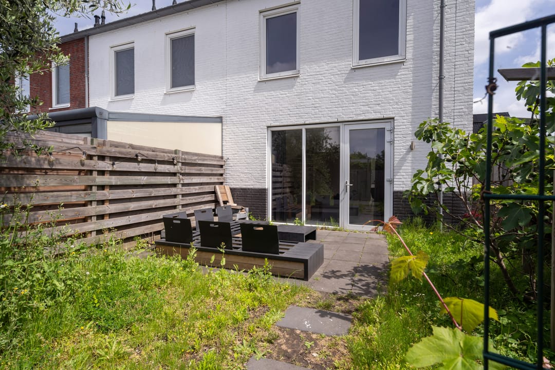 Spacious Corner Home with Sunny West-Facing Garden in Quiet Gouda Neighborhood — 17