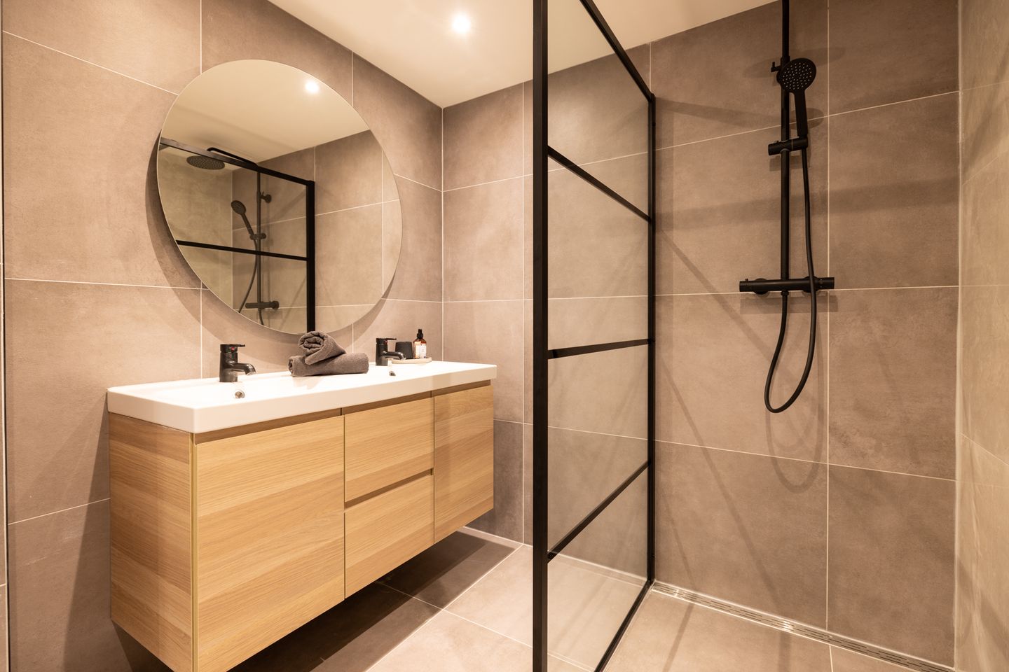 Renovated Four-Room Apartment with Spacious Layout in Popular Rotterdam Neighborhood — 19