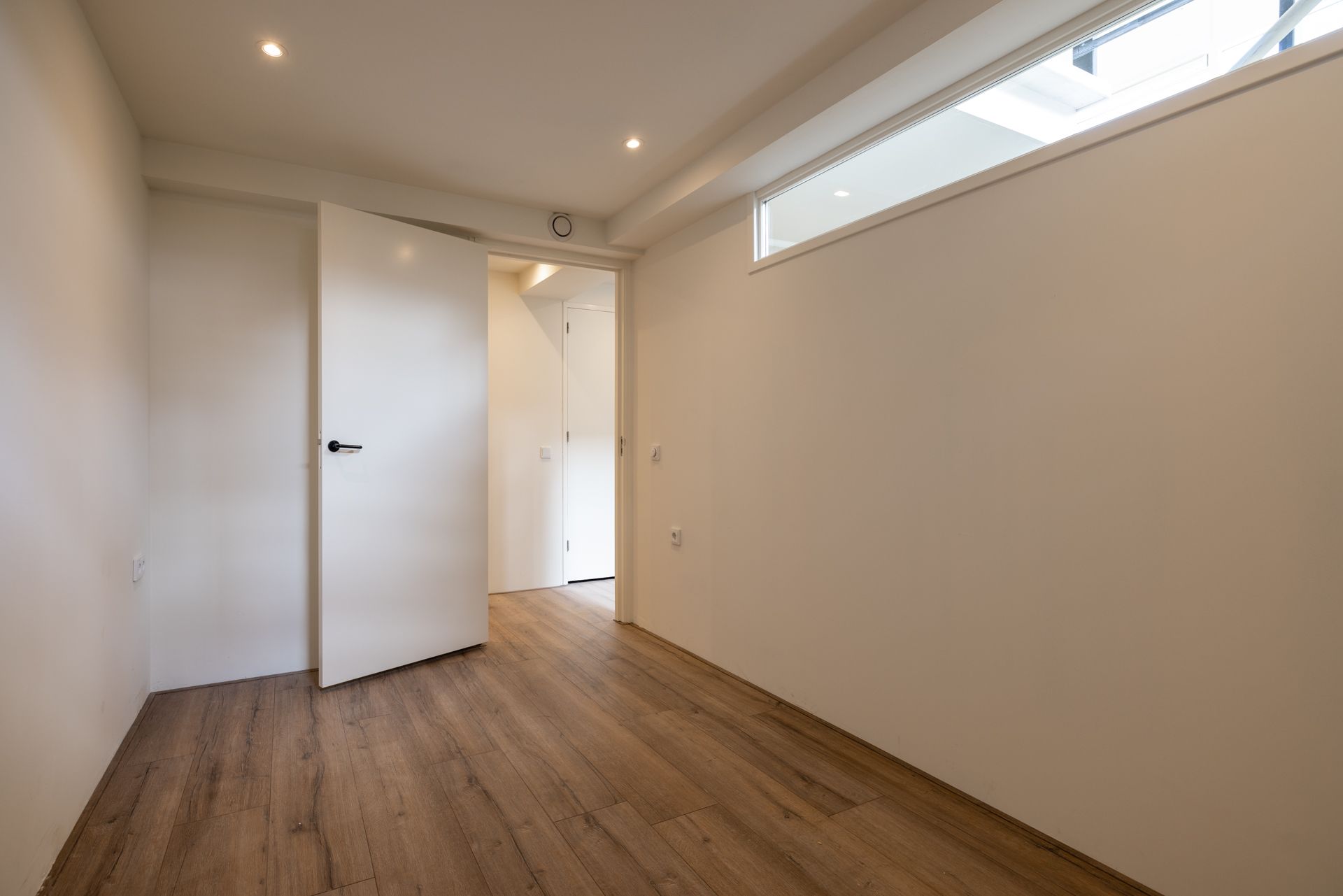 Renovated Four-Room Apartment with Spacious Layout in Popular Rotterdam Neighborhood — 21