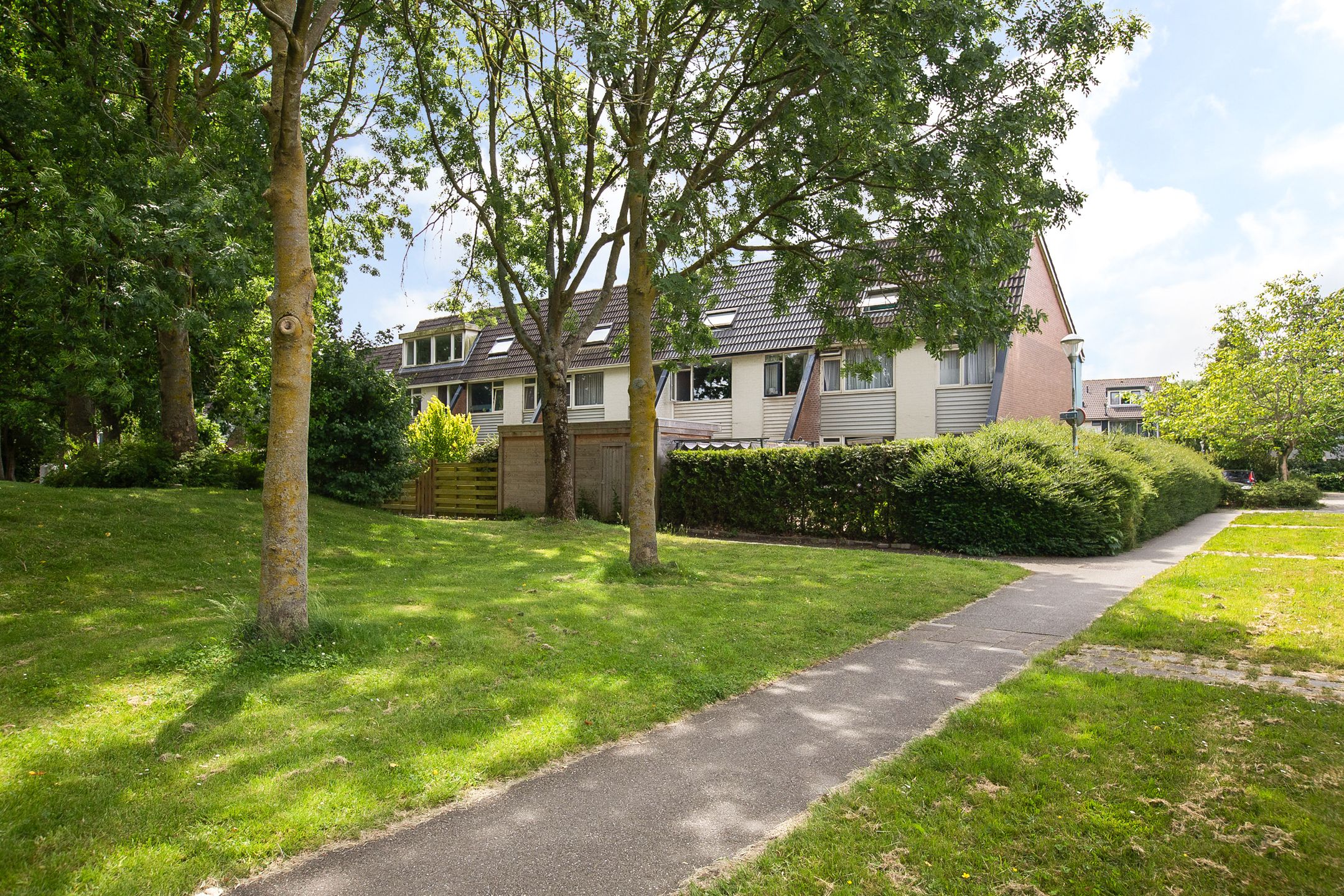 Family Home with Private Parking in Child-Friendly Linquenda Neighborhood — 33