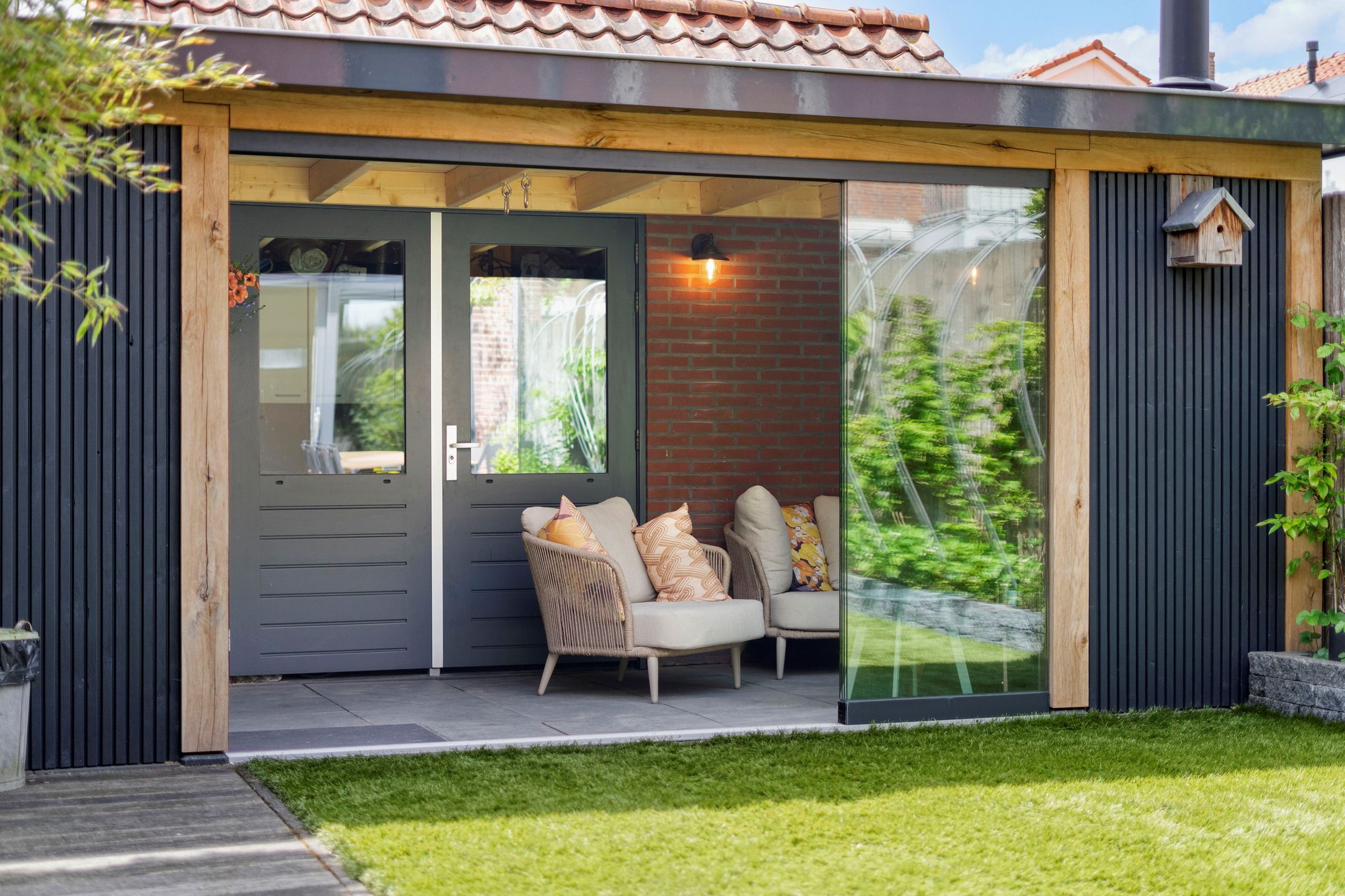 Modernized Terraced House with Extension and Sunny Southwest Garden in Monster — 24