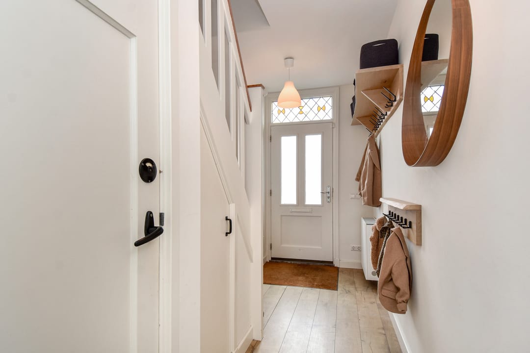 Modernized Terraced House with Extension and Sunny Southwest Garden in Monster — 32