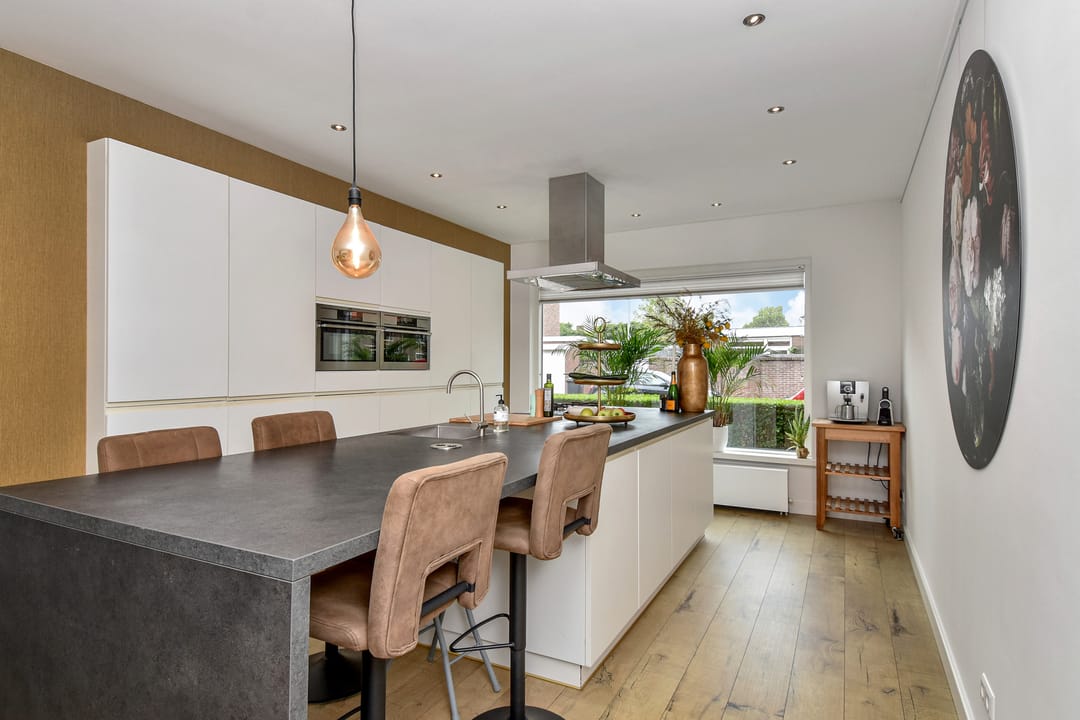 Modernized Terraced House with Extension and Sunny Southwest Garden in Monster — 16