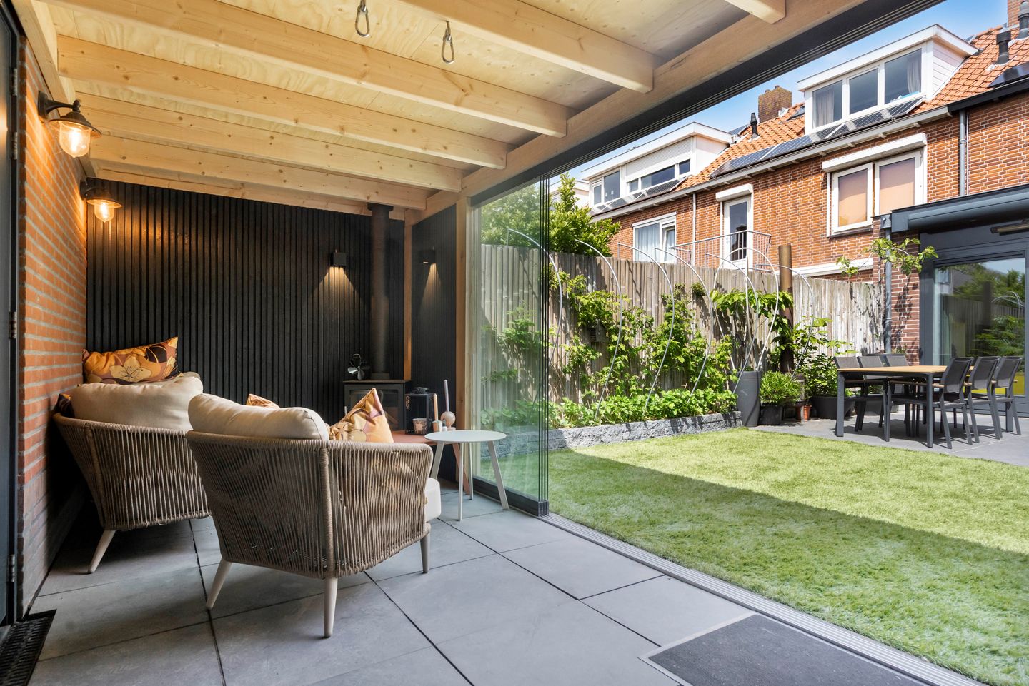 Modernized Terraced House with Extension and Sunny Southwest Garden in Monster — 25