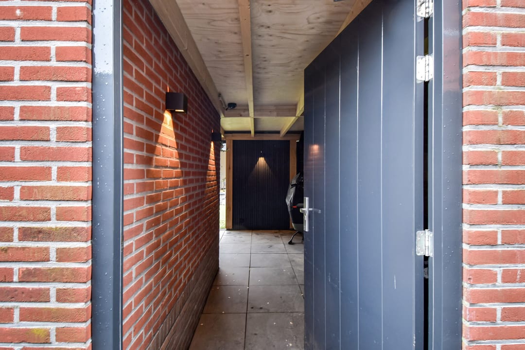 Modernized Terraced House with Extension and Sunny Southwest Garden in Monster — 28