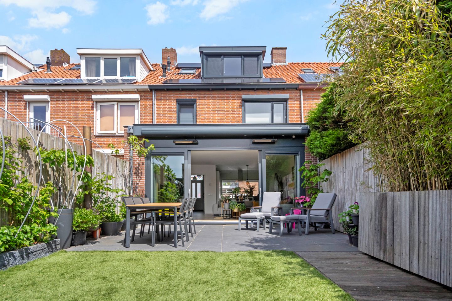 Modernized Terraced House with Extension and Sunny Southwest Garden in Monster — 29