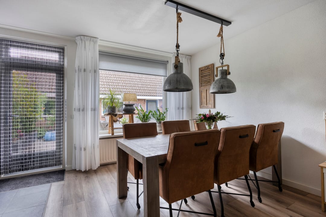 Move-in Ready Corner Home with Spacious Detached Garage in Popular Vogelbuurt — 11