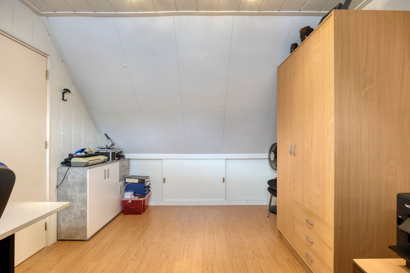 Move-in Ready Corner Home with Spacious Detached Garage in Popular Vogelbuurt — 29