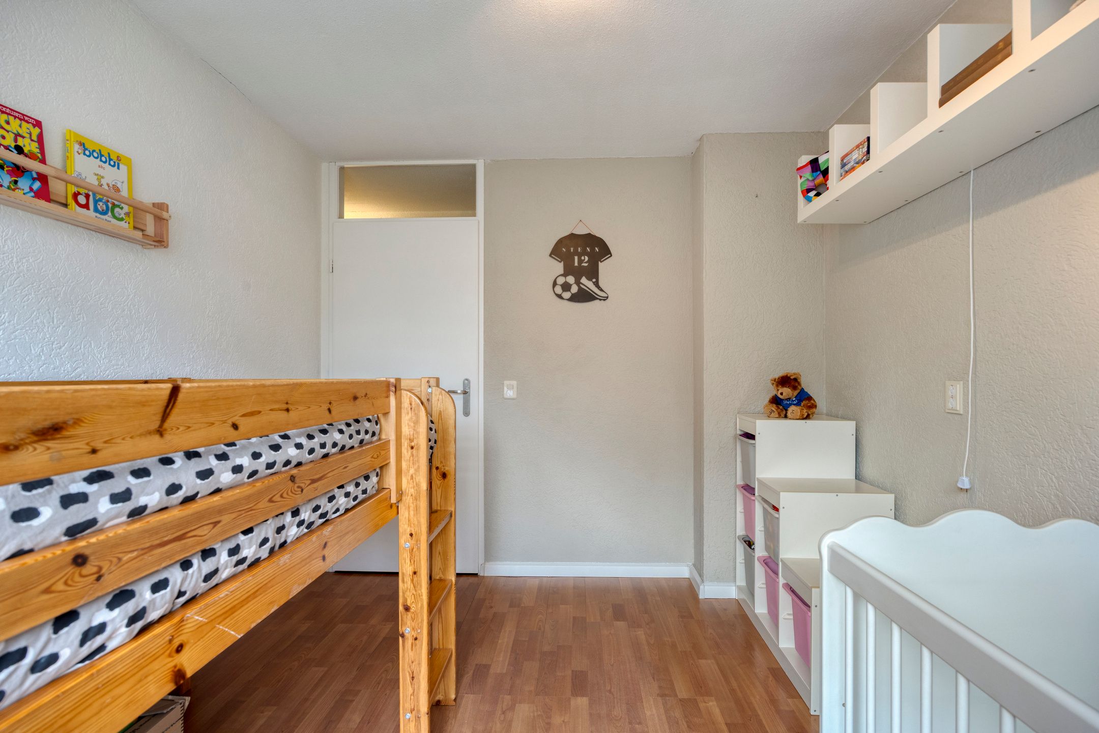 Move-in Ready Corner Home with Spacious Detached Garage in Popular Vogelbuurt — 24