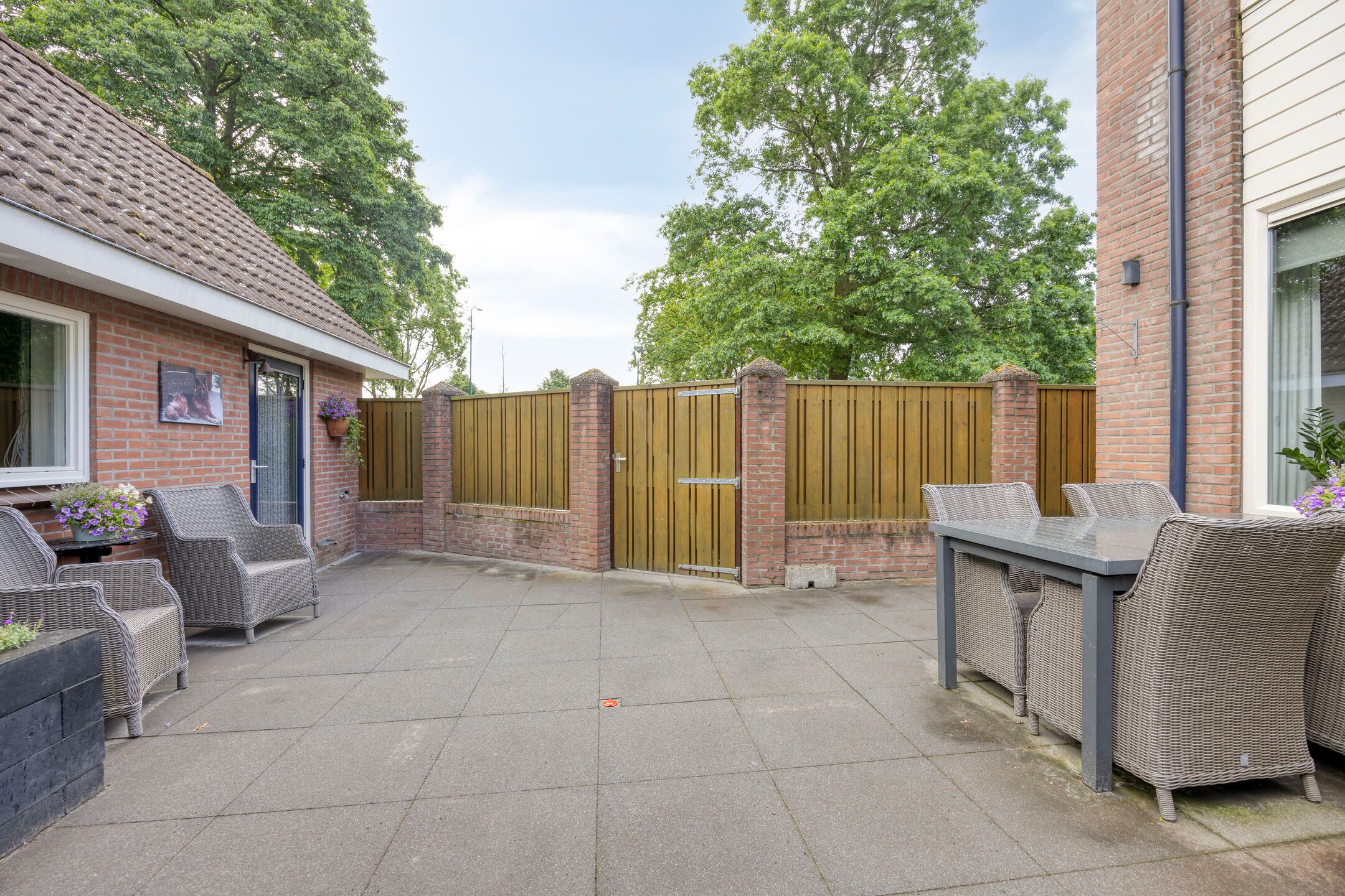 Move-in Ready Corner Home with Spacious Detached Garage in Popular Vogelbuurt — 33