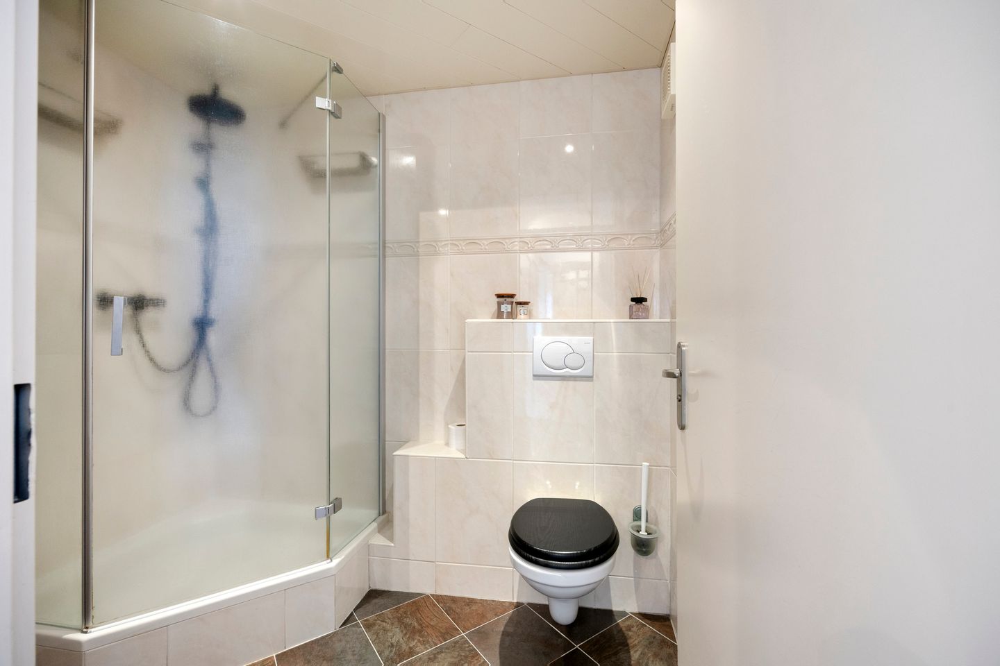 Move-in Ready Corner Home with Spacious Detached Garage in Popular Vogelbuurt — 19