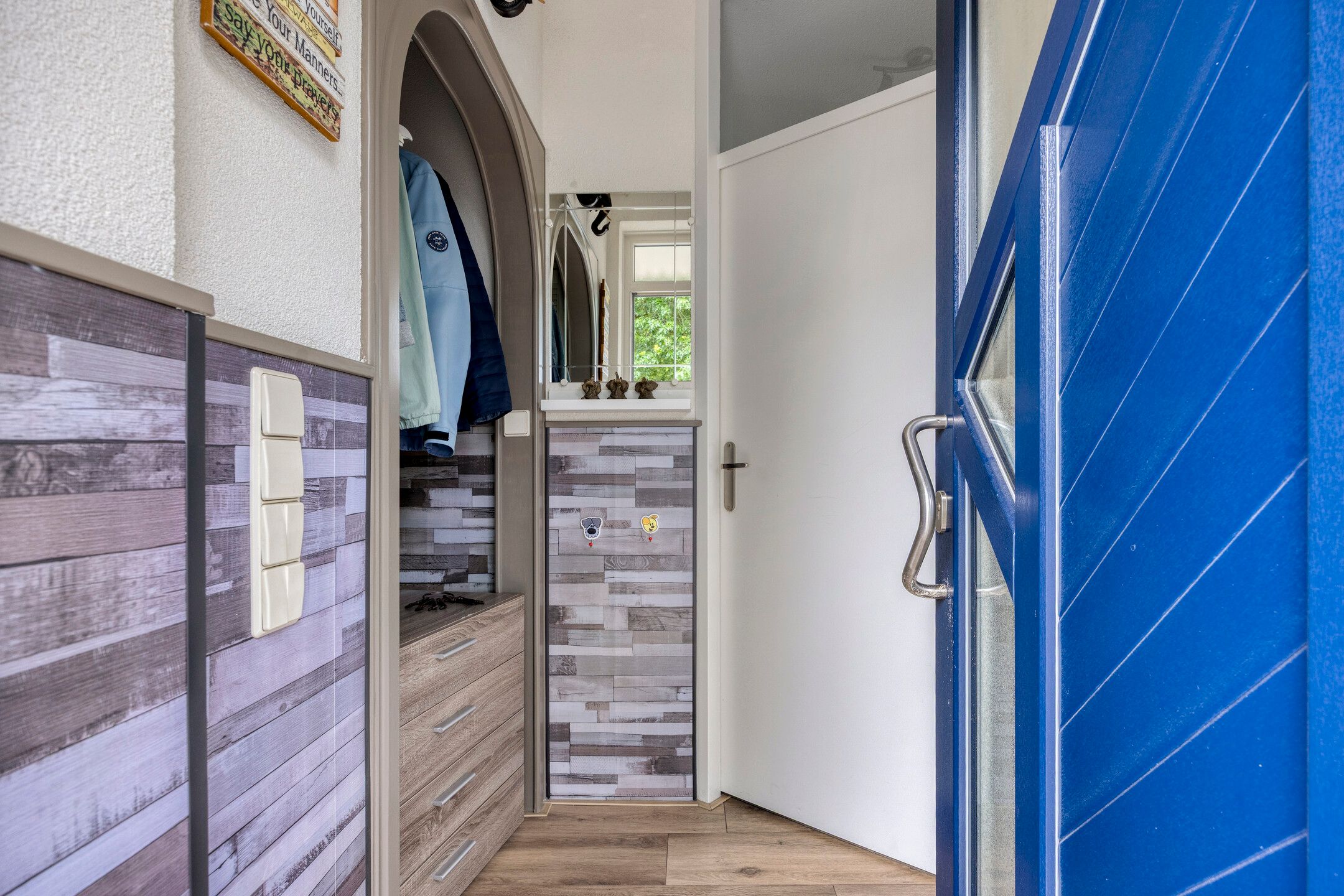 Move-in Ready Corner Home with Spacious Detached Garage in Popular Vogelbuurt — 12