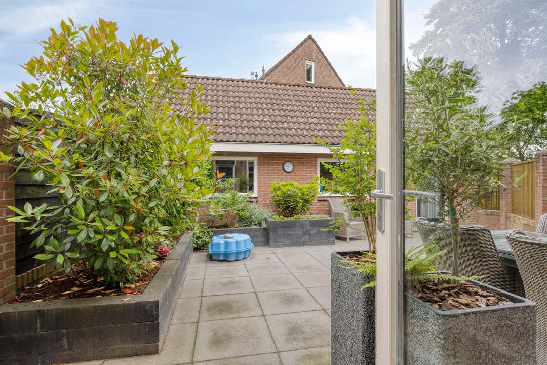Move-in Ready Corner Home with Spacious Detached Garage in Popular Vogelbuurt — 31