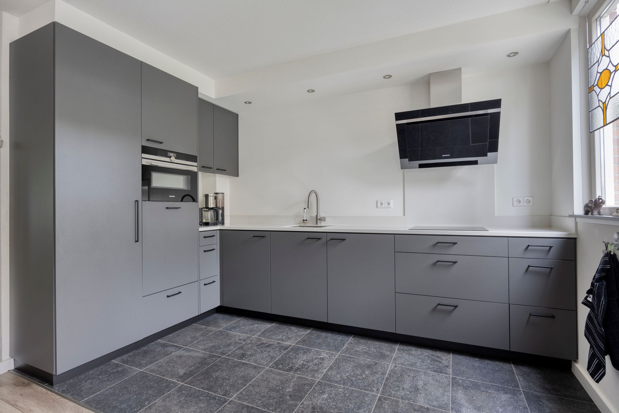 Move-in Ready Corner Home with Spacious Detached Garage in Popular Vogelbuurt — 9