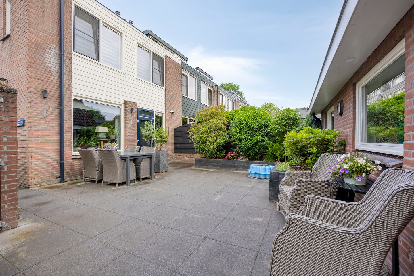 Move-in Ready Corner Home with Spacious Detached Garage in Popular Vogelbuurt — 35