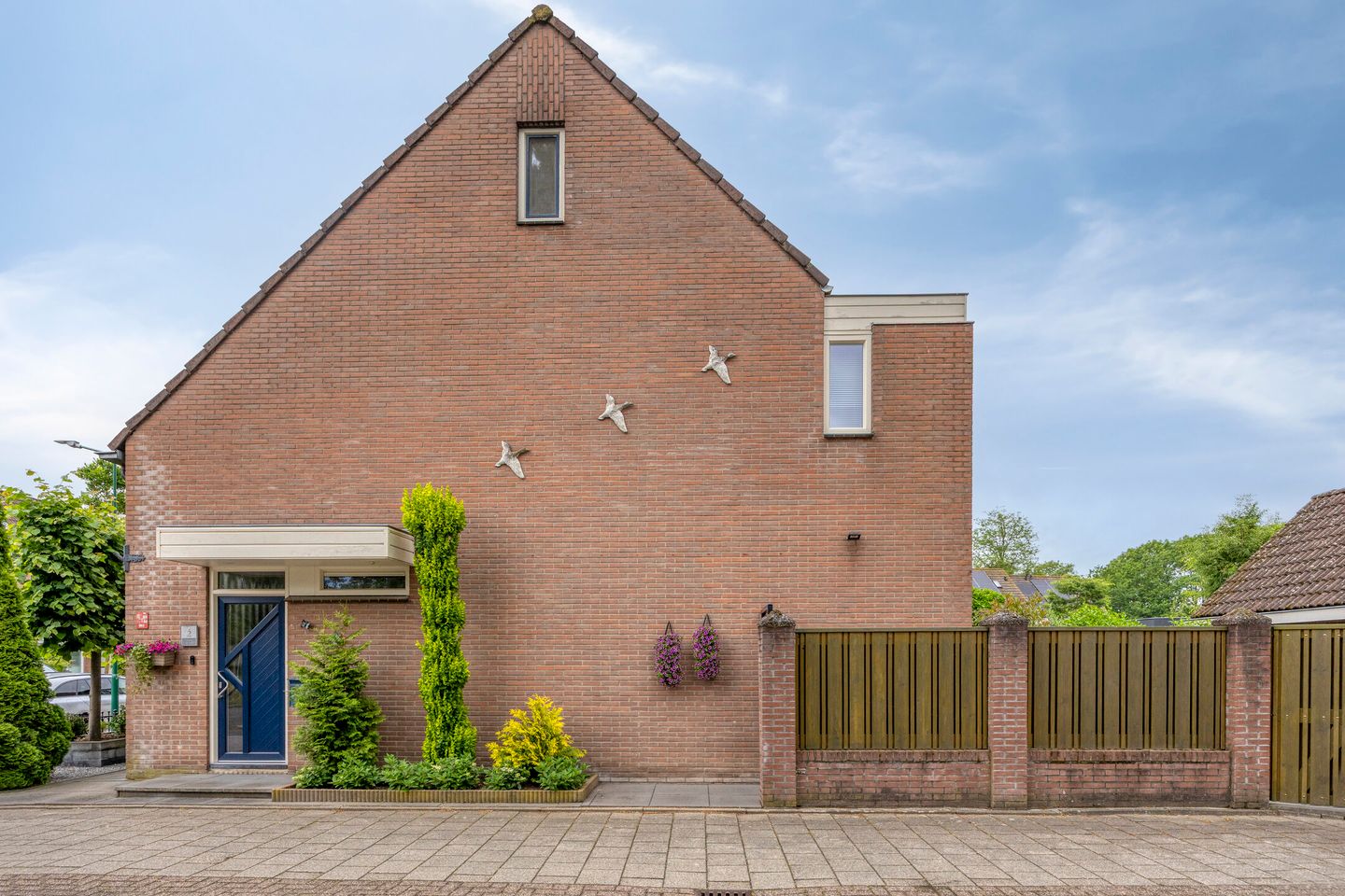 Move-in Ready Corner Home with Spacious Detached Garage in Popular Vogelbuurt — 40