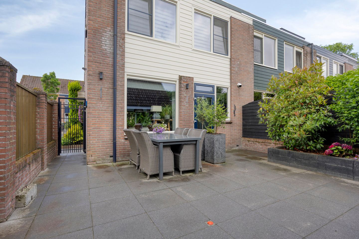 Move-in Ready Corner Home with Spacious Detached Garage in Popular Vogelbuurt — 34