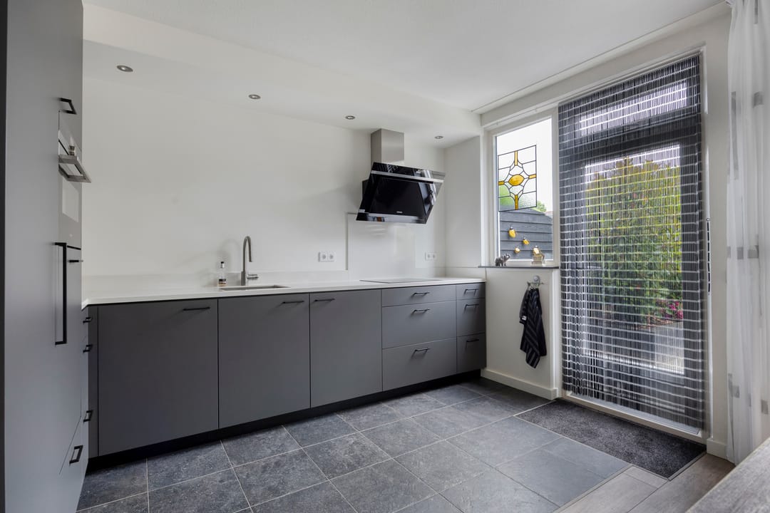 Move-in Ready Corner Home with Spacious Detached Garage in Popular Vogelbuurt — 8