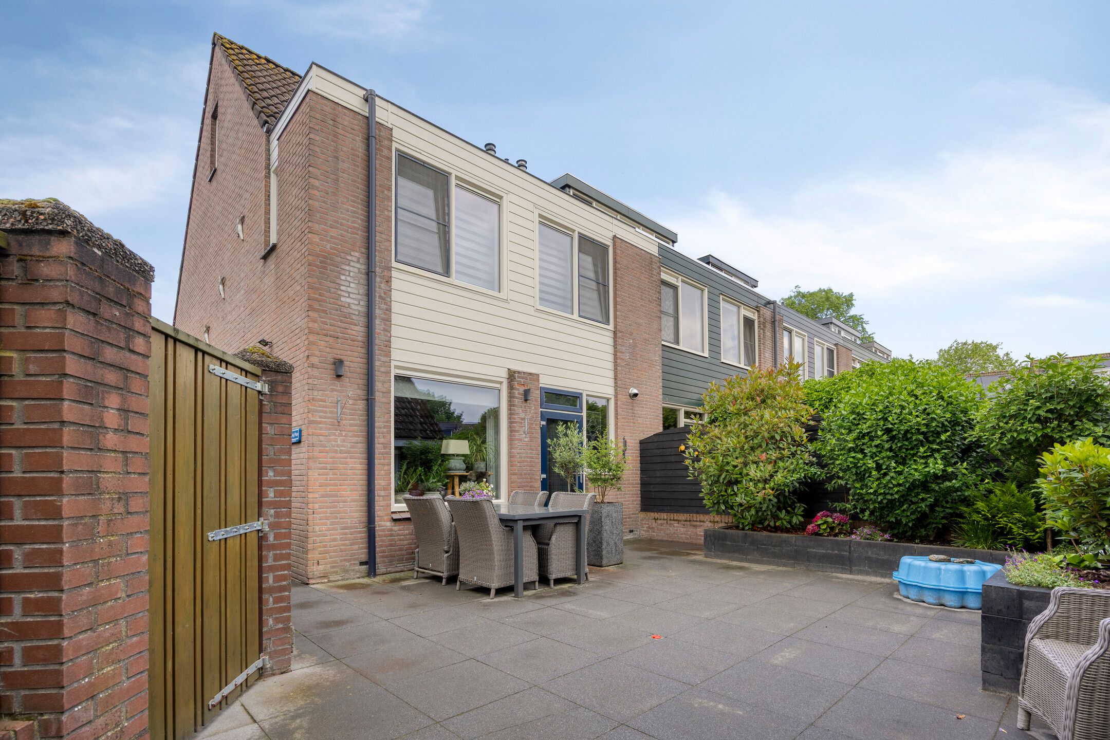 Move-in Ready Corner Home with Spacious Detached Garage in Popular Vogelbuurt — 30