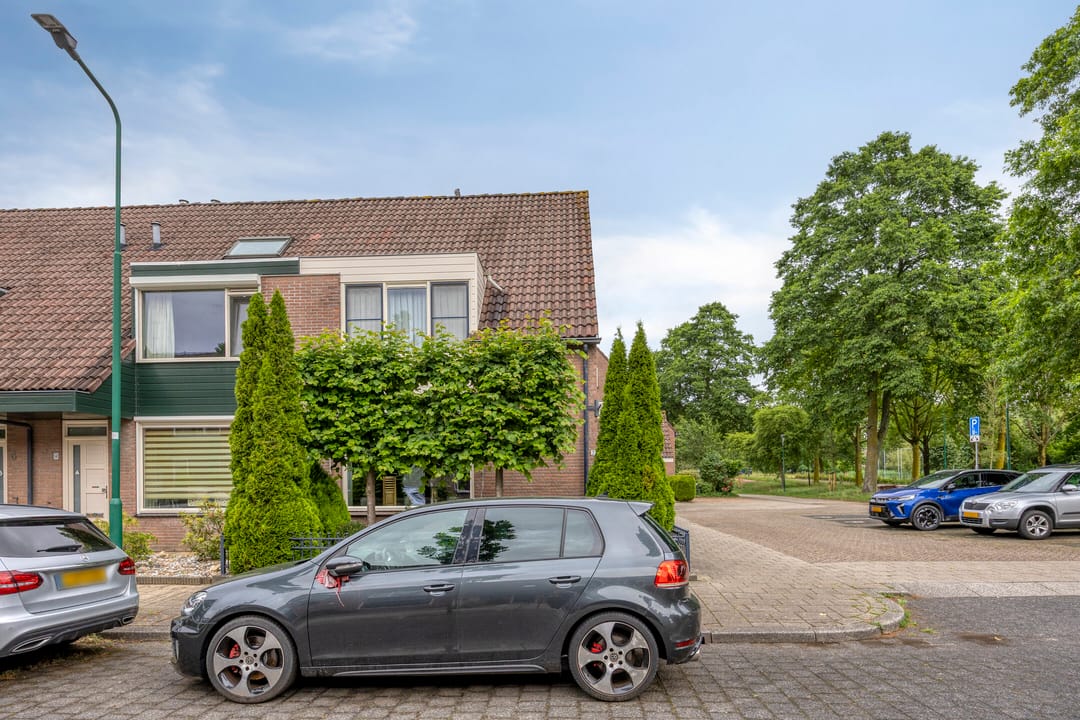 Move-in Ready Corner Home with Spacious Detached Garage in Popular Vogelbuurt — 41