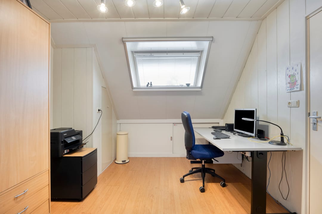 Move-in Ready Corner Home with Spacious Detached Garage in Popular Vogelbuurt — 28