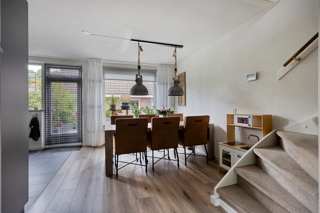 Move-in Ready Corner Home with Spacious Detached Garage in Popular Vogelbuurt — 7
