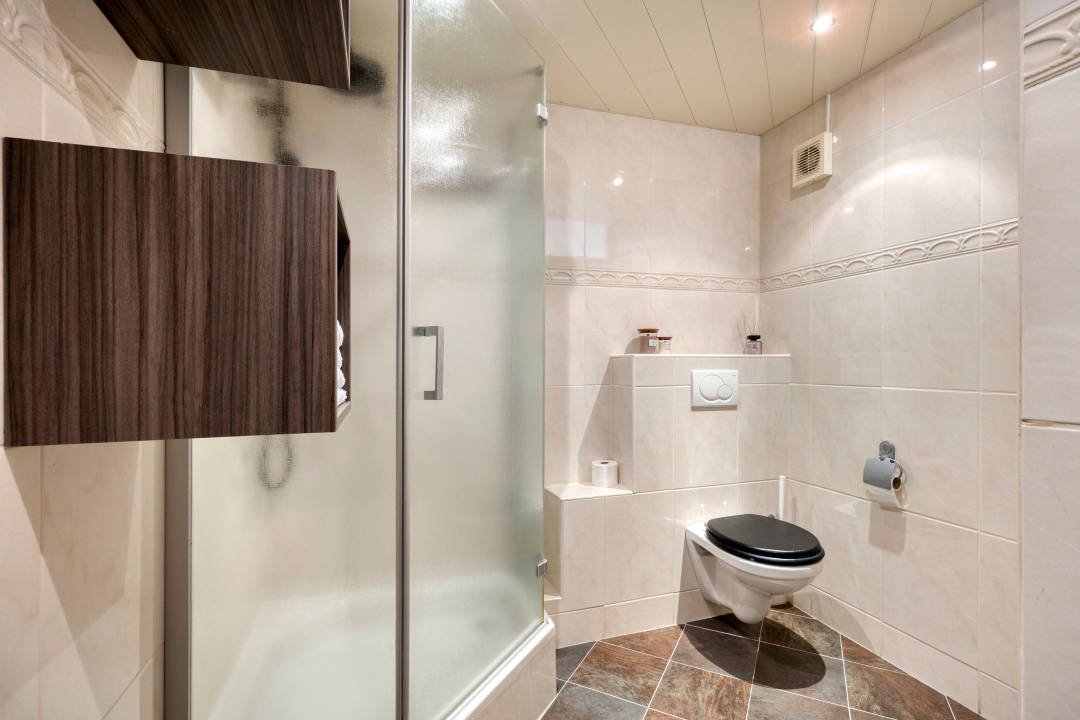 Move-in Ready Corner Home with Spacious Detached Garage in Popular Vogelbuurt — 18