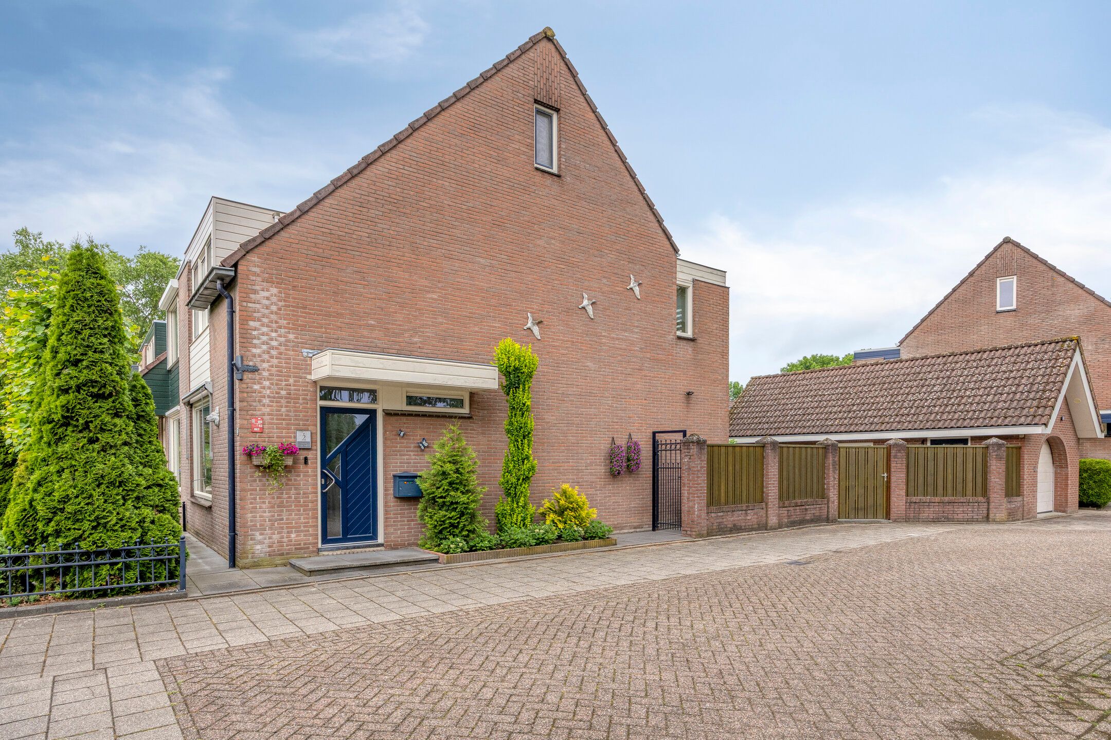 Move-in Ready Corner Home with Spacious Detached Garage in Popular Vogelbuurt — 39