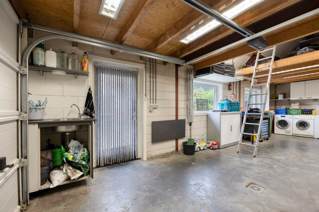 Move-in Ready Corner Home with Spacious Detached Garage in Popular Vogelbuurt — 37