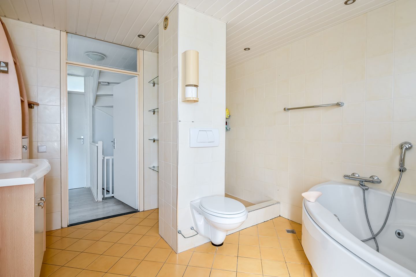 Spacious Terraced Home with Two Dormers and Private Parking in Quiet Lelystad Neighborhood — 25