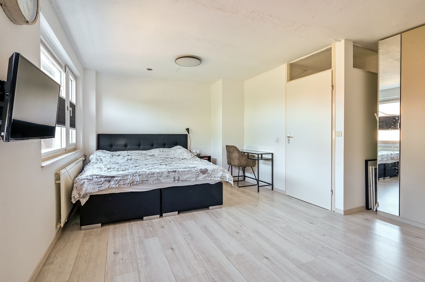 Spacious Terraced Home with Two Dormers and Private Parking in Quiet Lelystad Neighborhood — 20