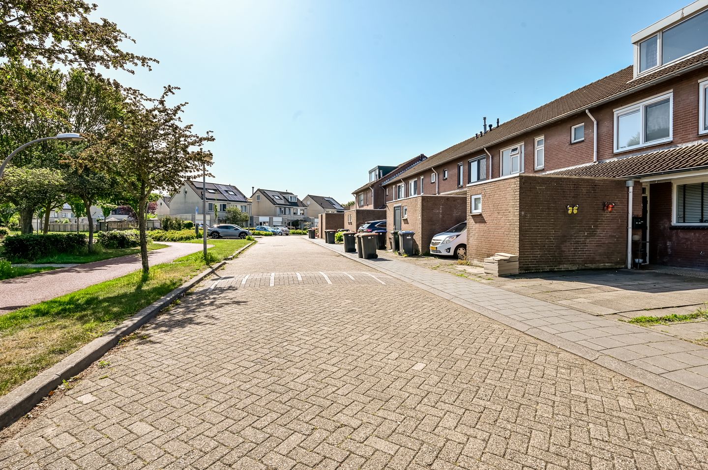 Spacious Terraced Home with Two Dormers and Private Parking in Quiet Lelystad Neighborhood — 35