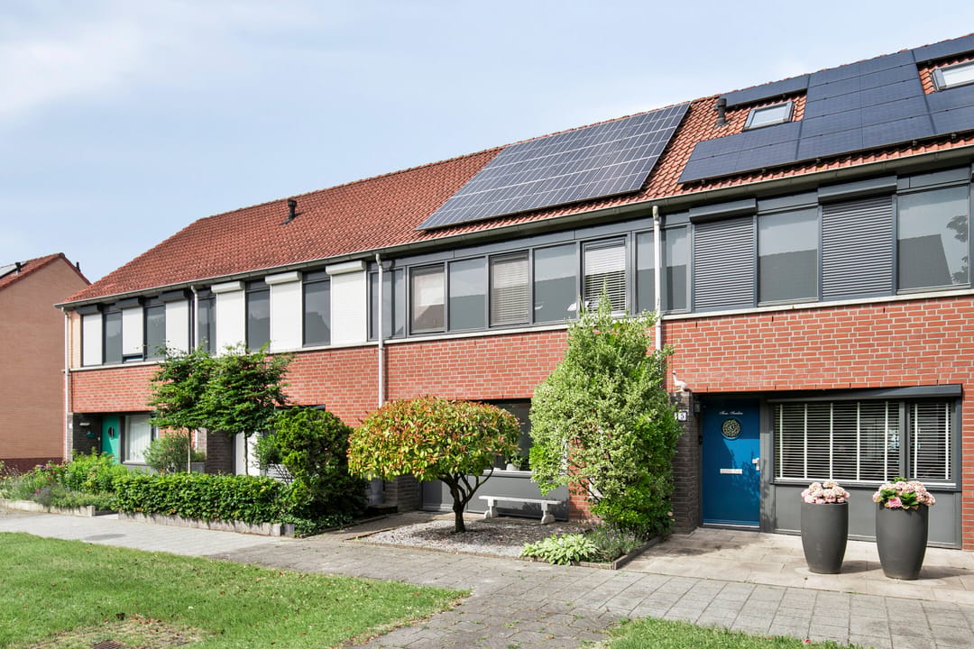 Modern Family Home with Solar Panels and Terrace Enclosure in Kronehoef — 7