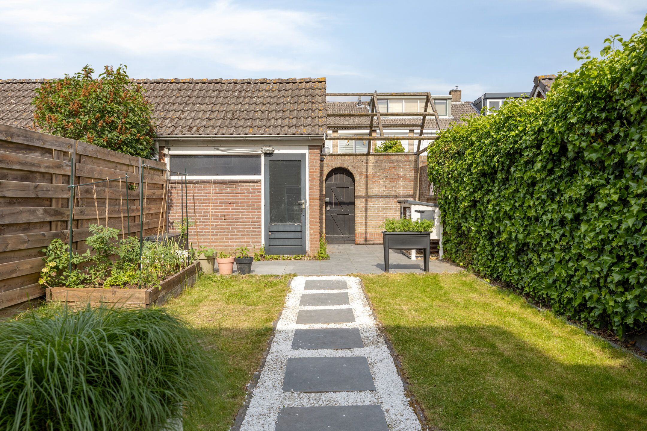 Move-in Ready Terraced Home with Deep Garden in Family-Friendly Lopik — 27