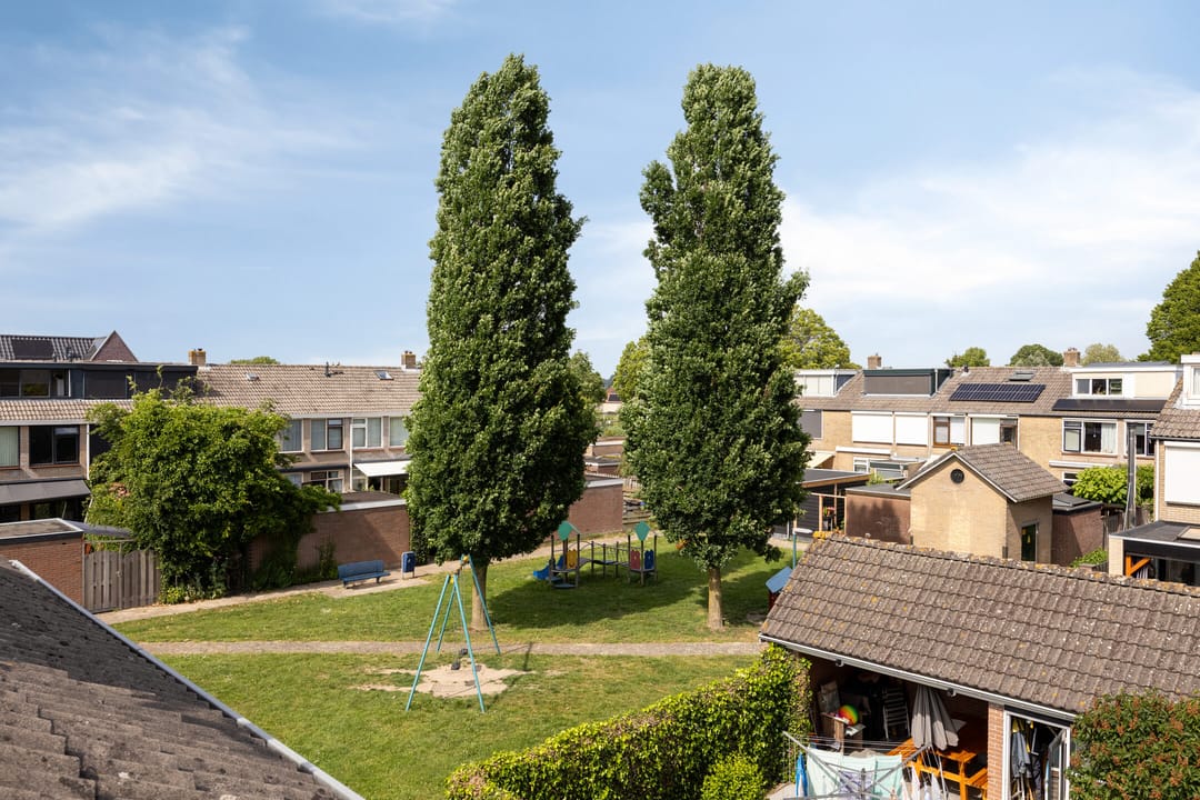 Move-in Ready Terraced Home with Deep Garden in Family-Friendly Lopik — 28