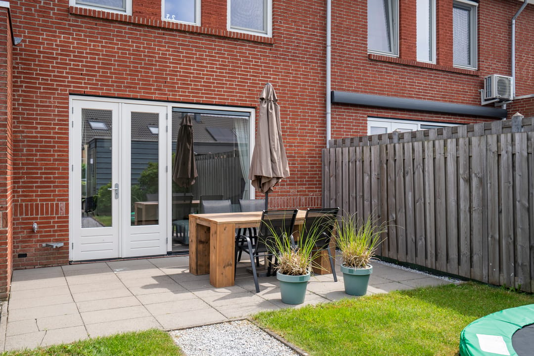 Light-Filled Family Home with Four Bedrooms in Gorinchem — 28