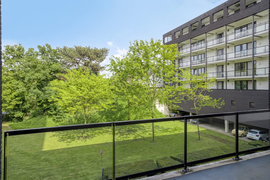 Modern Ninth Floor Apartment with Panoramic Views in Roermond — 13