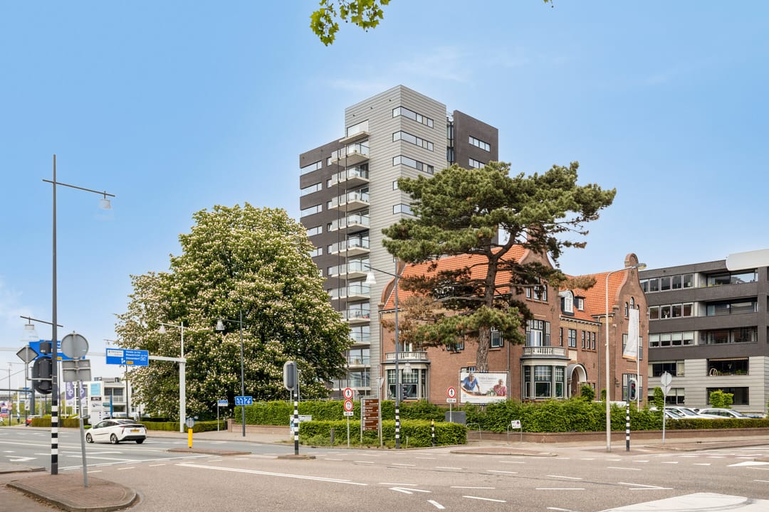 Modern Ninth Floor Apartment with Panoramic Views in Roermond — 58
