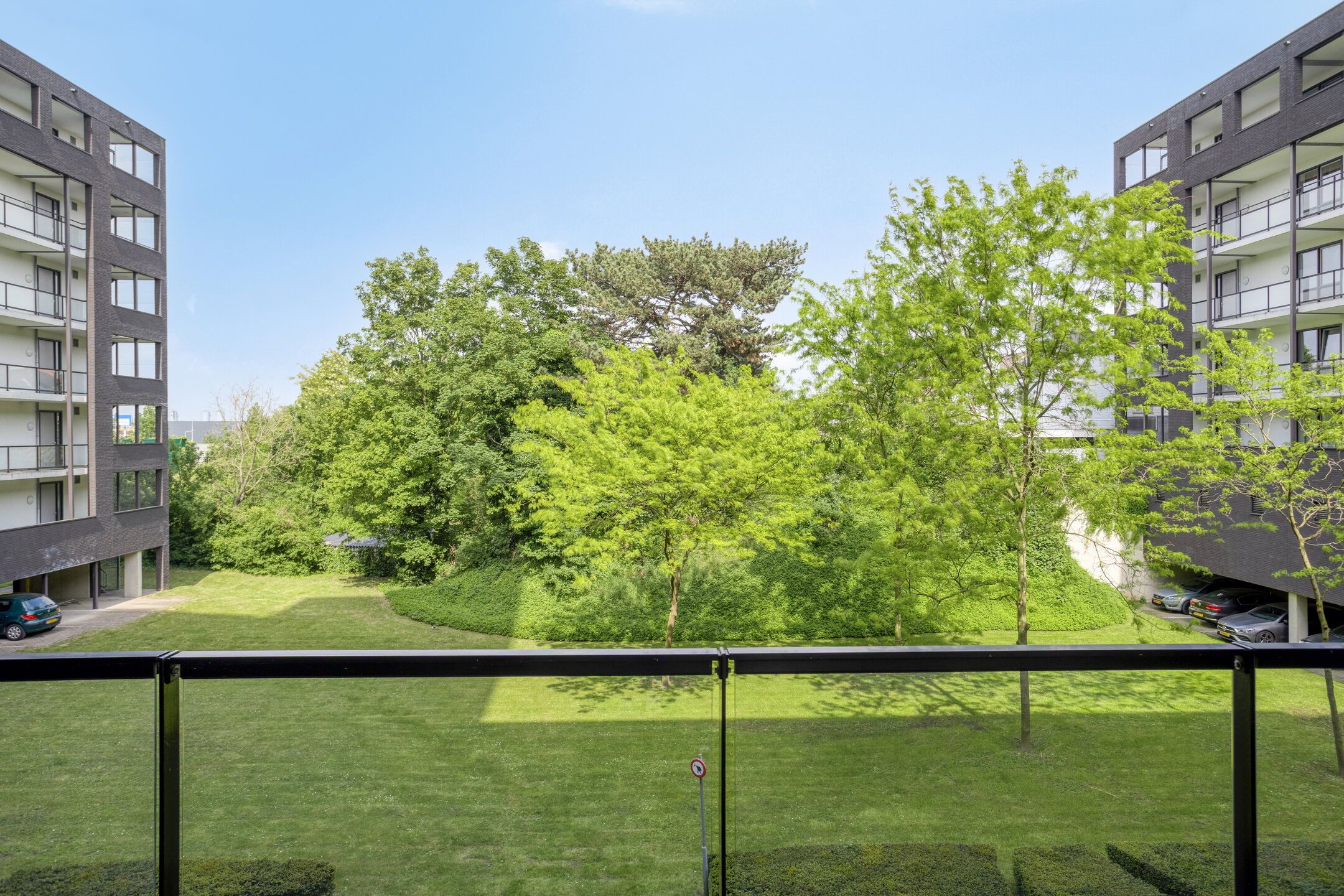 Modern Ninth Floor Apartment with Panoramic Views in Roermond — 12